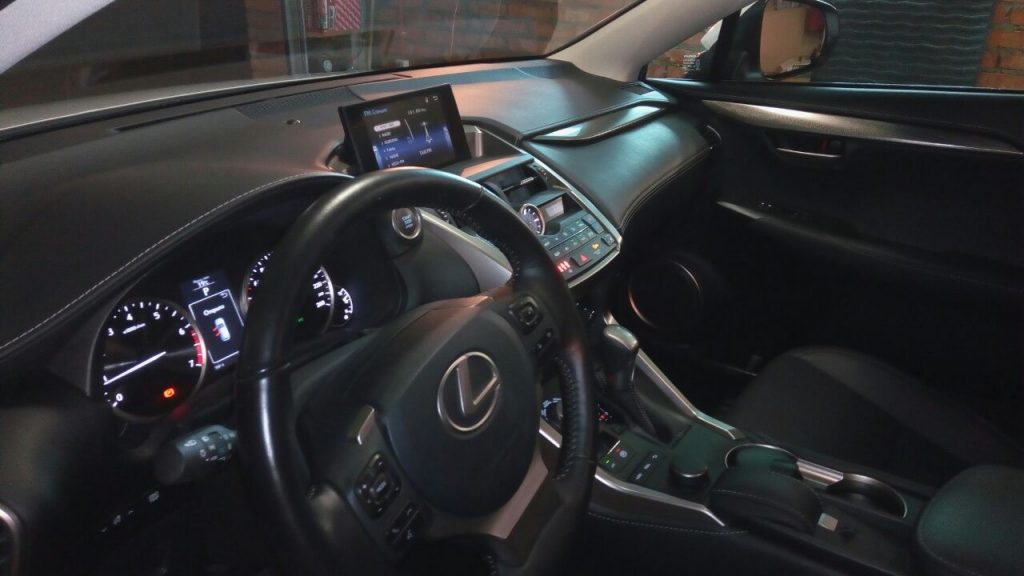 Автомобиль Лексус NX